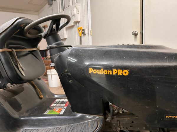 Poulan Pro 42" Riding Lawn Tractor Mower PP175G42 With Grass Catcher Runs Great! - Image 4