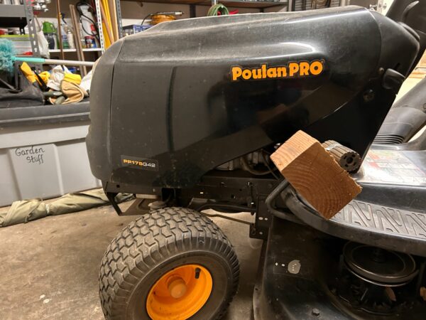 Poulan Pro 42" Riding Lawn Tractor Mower PP175G42 With Grass Catcher Runs Great! - Image 8