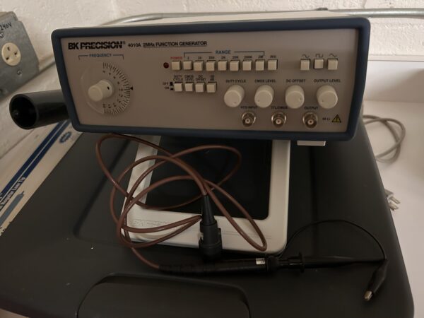 B&K Precision 4010A Function Generator w One Probe - Working Condition - Image 2